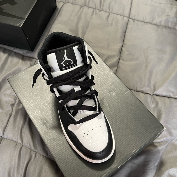 {SOLD}Air Jordan 1 mid - Picture 2 of 3